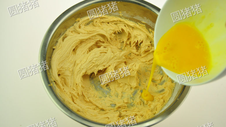 浓香花生酥饼,分三次加入室温全蛋液,每加一次用电动打蛋器搅匀再加入下一次。