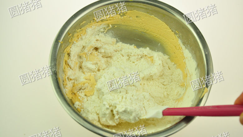 浓香花生酥饼,加入过筛的粉类,橡皮刮刀使用压和翻的方法将面糊拌匀。