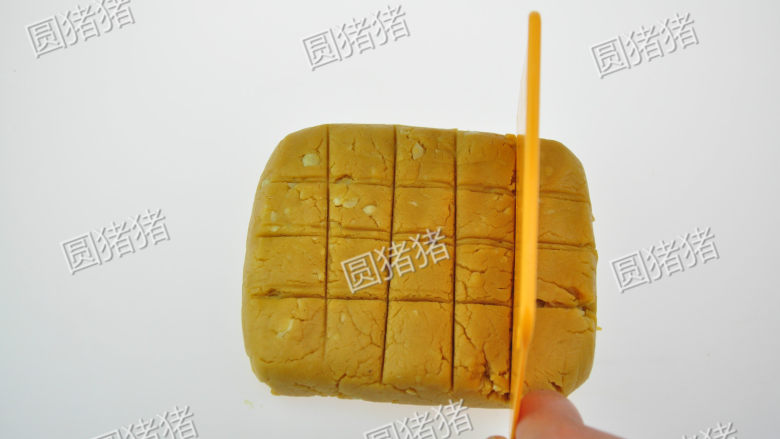 浓香花生酥饼,把做好的面团,先用刮板配合,整形成方形,再切割成20份。