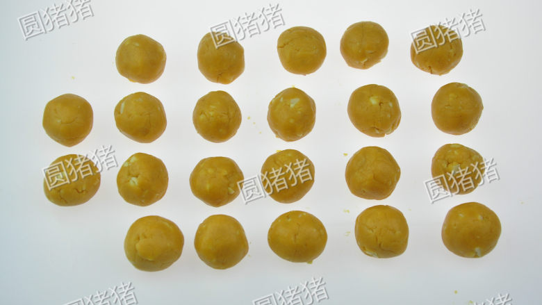 浓香花生酥饼,称出每份15克的面团,共22份。用手搓成圆球状。