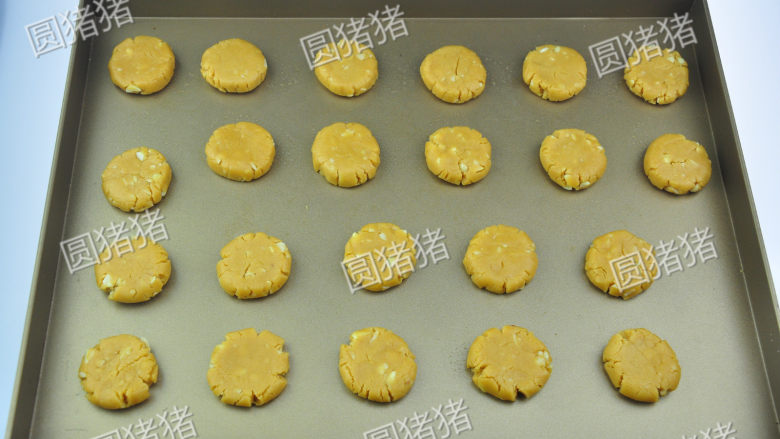 浓香花生酥饼,把圆球整齐的排放在烤盘上,中间保持2CM的间距,因为饼干烘烤后会膨胀。