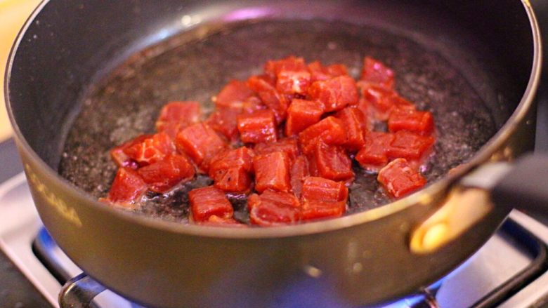 杏鲍菇黑椒牛肉粒,热锅下色拉油,倒入里脊肉翻炒变色即捞出。