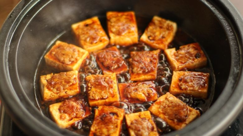 酿豆腐,两面都煎黄后,倒入调汁,小火慢炖一会
