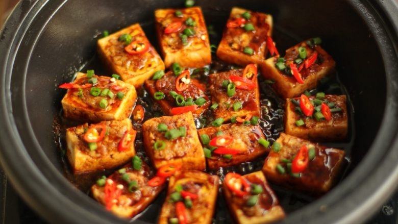 酿豆腐,汤汁收的差不多时,撒葱绿,<a style='color:red;display:inline-block;' href='/shicai/ 82'>小米椒</a>