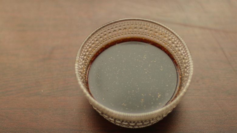 酿豆腐,这时准备一下调汁,生抽,蚝油,淀粉,白胡椒粉,水全部放碗里拌匀备用