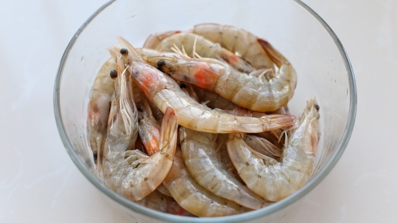 椒盐大虾,<a style='color:red;display:inline-block;' href='/shicai/ 296'>大虾</a>剪去虾枪和须子,用牙签挑出虾线清洗干净放入容器中