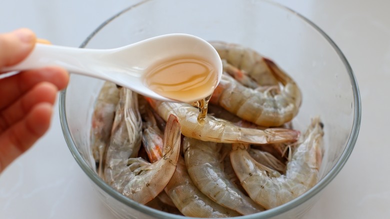 椒盐大虾,调入<a style='color:red;display:inline-block;' href='/shicai/ 718'>料酒</a>、<a style='color:red;display:inline-block;' href='/shicai/ 134340'>黑胡椒粉</a>拌匀腌制十分钟