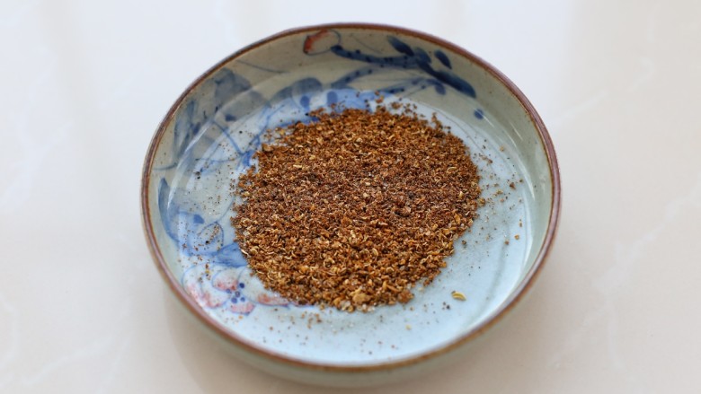 椒盐大虾,将炒好的椒盐倒在厨房纸上,用擀面杖擀碎备用