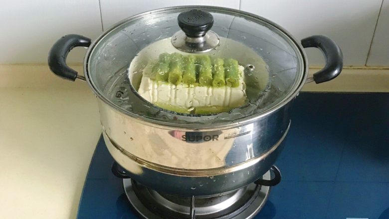 绍兴特色-霉菜梗蒸豆腐,盖上锅盖,大火烧开后再蒸十分钟左右