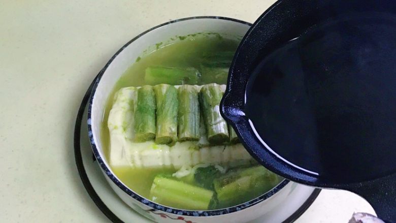 绍兴特色-霉菜梗蒸豆腐,蒸锅里取出蒸好的菜,淋上滚烫的热油,你会听到呲呲的美妙的声音