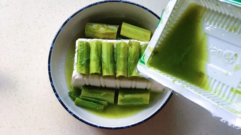 绍兴特色-霉菜梗蒸豆腐,如图所示,再把剩余的霉菜梗汤汁也倒上去,千万别浪费