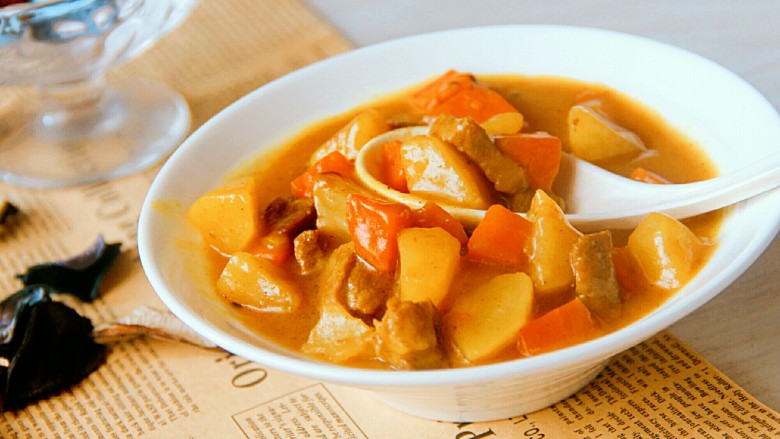 咖喱牛肉土豆,然后就可以吃了,配一碗米饭,棒棒哒