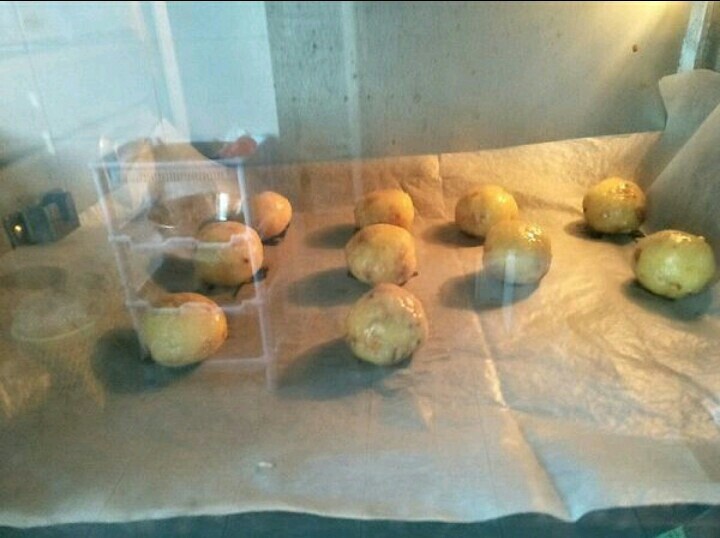 腰果小小酥,放入预热好的150度烤箱烤25分钟,再焖十分钟才拿出来。烤箱温度根据自家的调节。