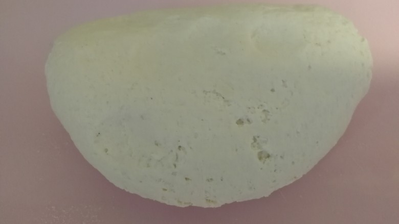 红豆沙糯米饼,手沾点水揉面,揉的表面光滑柔软就好了。