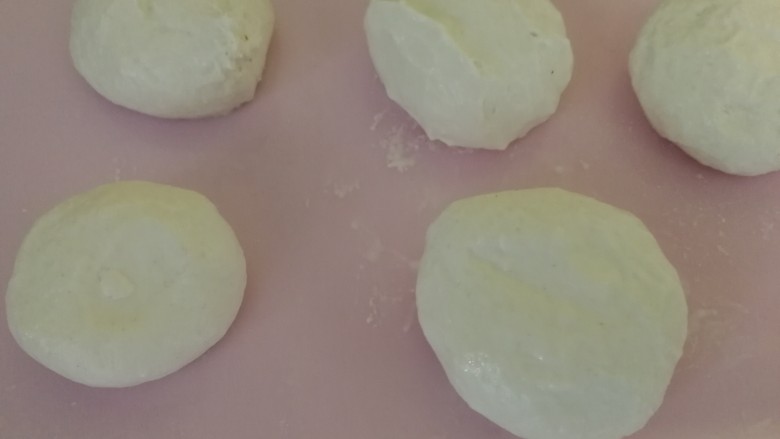 红豆沙糯米饼,揪成大小均匀的面挤子(如图)
