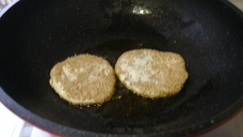 红豆沙糯米饼,做好一个直接放进锅里烙饼,不要放在面板上,糯米比较粘。