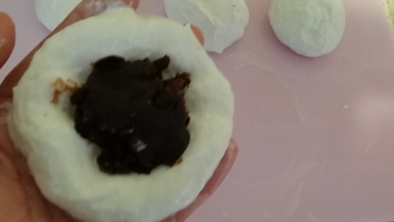 红豆沙糯米饼,把红豆沙包裹起来(如图)