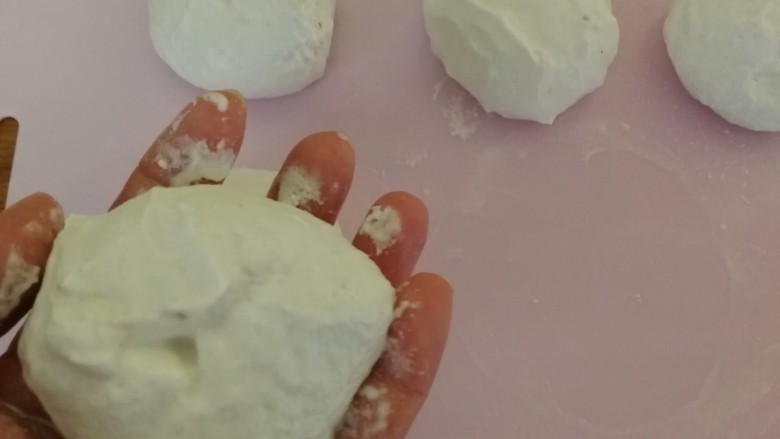红豆沙糯米饼,用手揉圆了(手上沾点水,不粘手)。