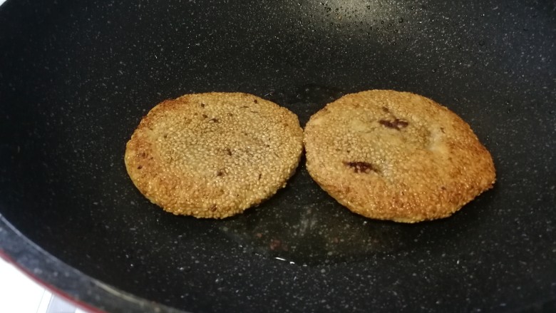 红豆沙糯米饼,烙成两面焦黄,烙出芝麻香味就好了。(如图)