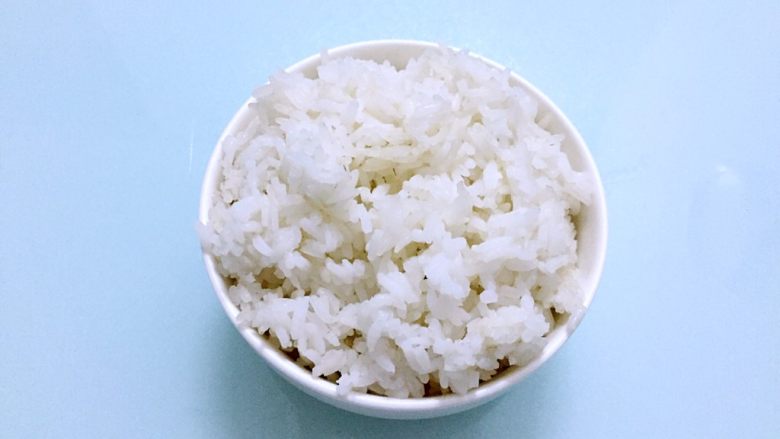 黄金酱油炒饭,准备一碗<a style='color:red;display:inline-block;' href='/shicai/ 507'>米饭</a>