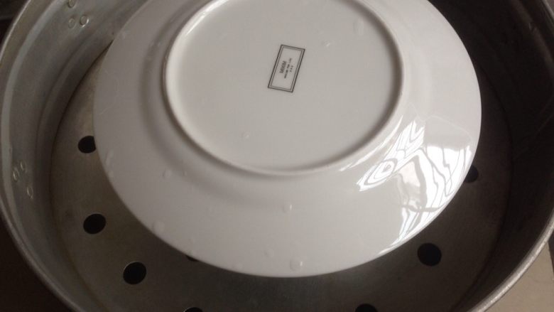 不上火的蒸蛋糕,将模具放进蒸笼里,用碟子盖住蛋糕模