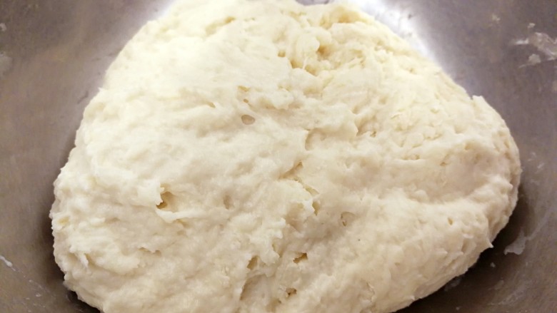 发面版酥烧饼(两种口味),用刮刀翻压成无干粉状态,盖上保鲜膜发酵