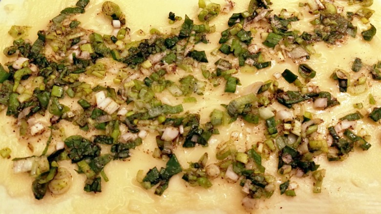 发面版酥烧饼(两种口味),香葱的前面(同14、15、16)一样操作,把香葱撒在油酥上面