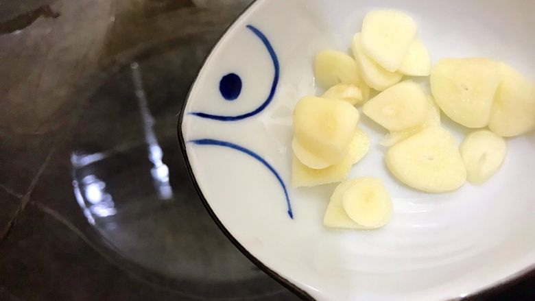 创意料理の迎春接福～蒜香小油菜番茄炒腊肠,下大蒜