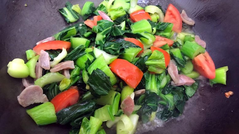 创意料理の迎春接福~蒜香小油菜番茄炒腊肠,翻炒至汤汁收紧