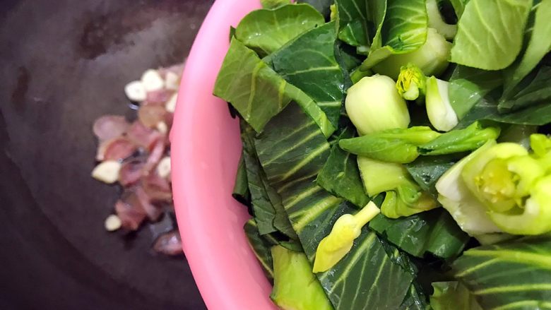 创意料理の迎春接福~蒜香小油菜番茄炒腊肠,下小油菜
