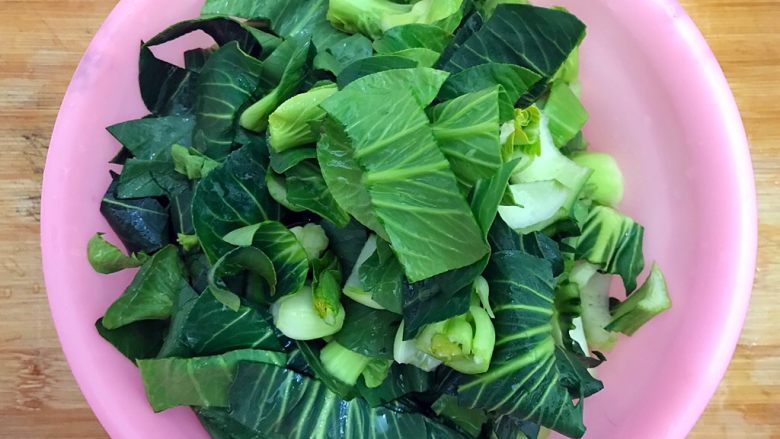 创意料理の迎春接福~蒜香小油菜番茄炒腊肠,全部切好,控干水分,备用