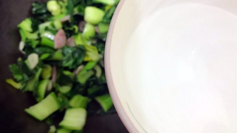 创意料理の迎春接福~蒜香小油菜番茄炒腊肠,加少许热开水