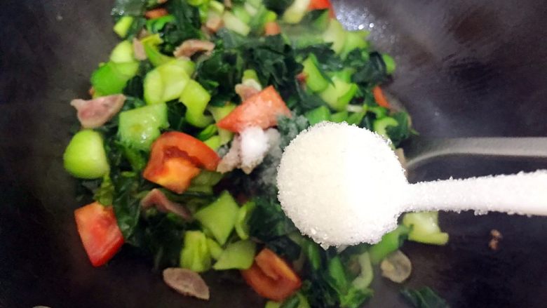 创意料理の迎春接福~蒜香小油菜番茄炒腊肠,加一丢丢细砂糖,翻炒均匀,即可