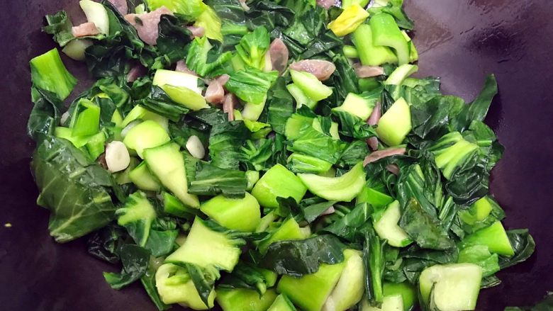 创意料理の迎春接福~蒜香小油菜番茄炒腊肠,转大火,翻炒至小油菜变软