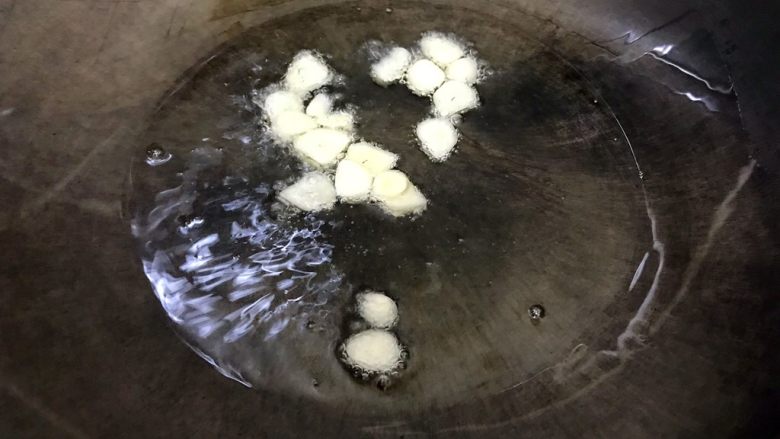 创意料理の迎春接福~蒜香小油菜番茄炒腊肠,小火煸香