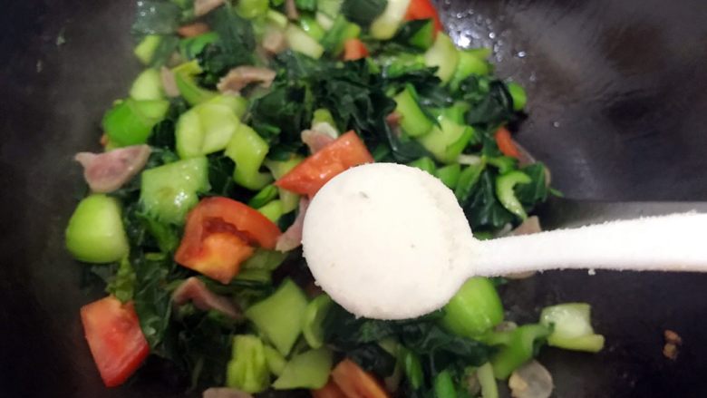 创意料理の迎春接福~蒜香小油菜番茄炒腊肠,加一小勺细盐