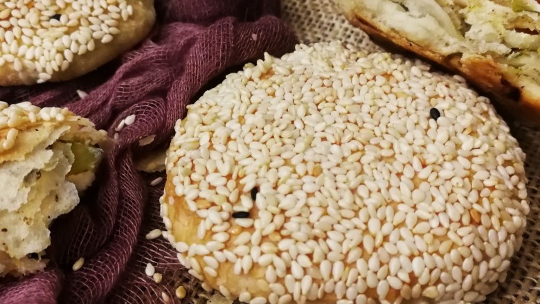 发面版酥烧饼(两种口味),烤的时候就满屋飘香,酥掉渣