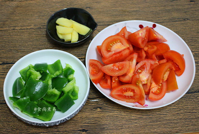 番茄土豆泡菜酱炖牛腩,番茄洗净切块、菜椒洗净用手掰成块，<a style='color:red;display:inline-block;' href='/shicai/ 2800'>生姜</a>去皮切片待用