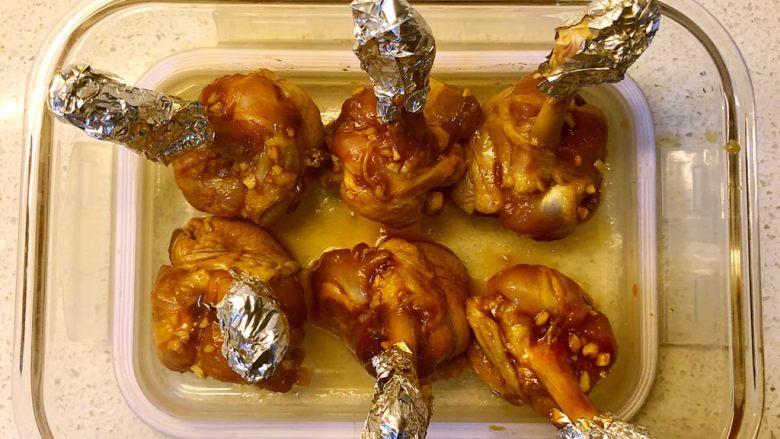 香烤鸡翅根,烤箱上下火预热200度,预热的时候,把鸡翅根从酱汁中取出,放入烤盘。