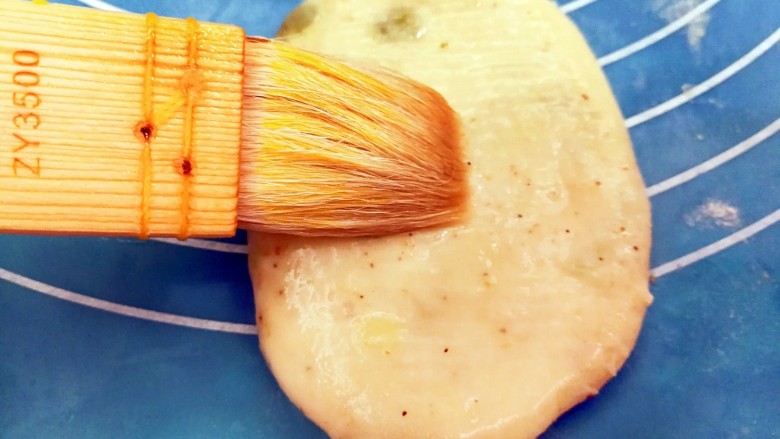 发面版酥烧饼(两种口味),表面刷一点清水