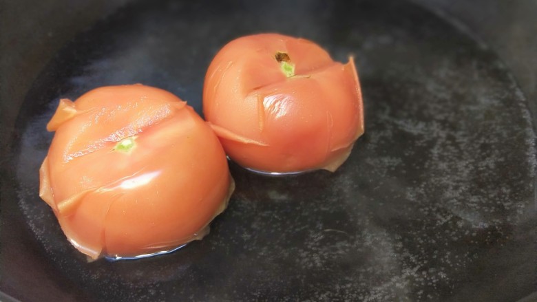 花花番茄虾仁白玉豆腐宝,锅放入适量水烧开,放入番茄锅里打一衮捞出来。