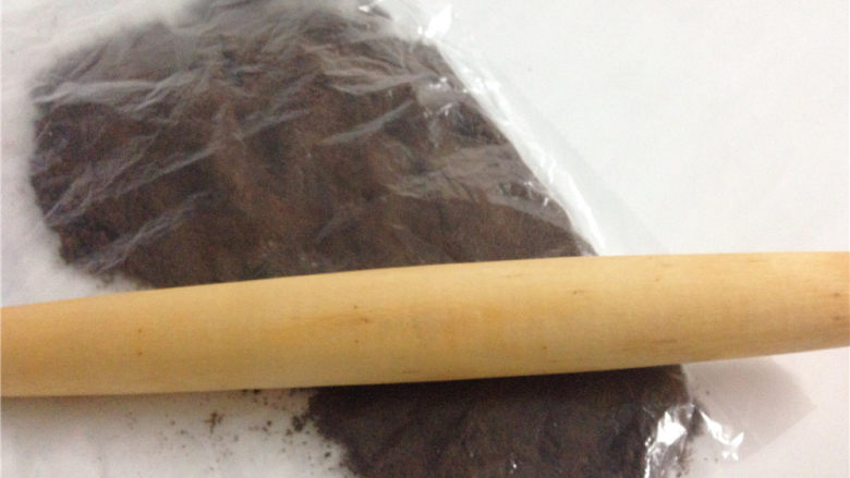 奥利奥咸奶油蛋糕,把四块奥利奥饼刮掉中间夹心部分,然后装保鲜袋里用擀面杖碾成粉末状。