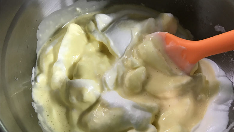 奥利奥咸奶油蛋糕,先取1/3的蛋白霜,放入蛋黄糊里,用翻拌的手法混合均匀。