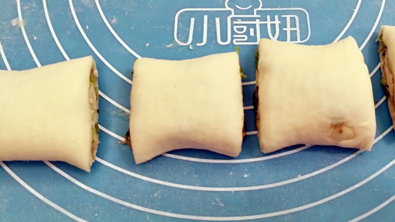 发面版酥烧饼(两种口味),均匀的切成六块