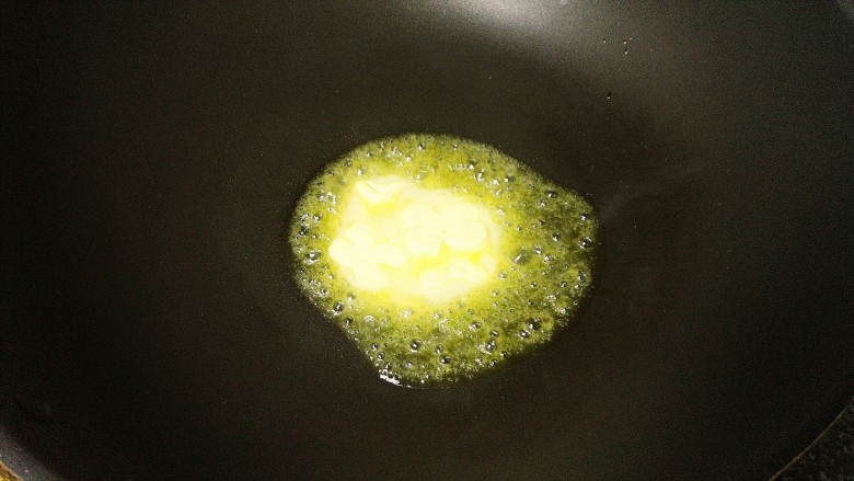 酸甜可口还香喷喷的牛轧糖,必须使用不粘锅,必须使用不粘锅。
锅里下<a style='color:red;display:inline-block;' href='/shicai/ 887'>黄油</a>,小火,一定是小火哦