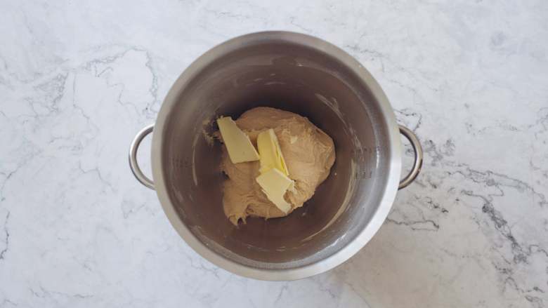 红糖核桃提子软欧,揉成面团,面团揉至粗膜状态后加入黄油