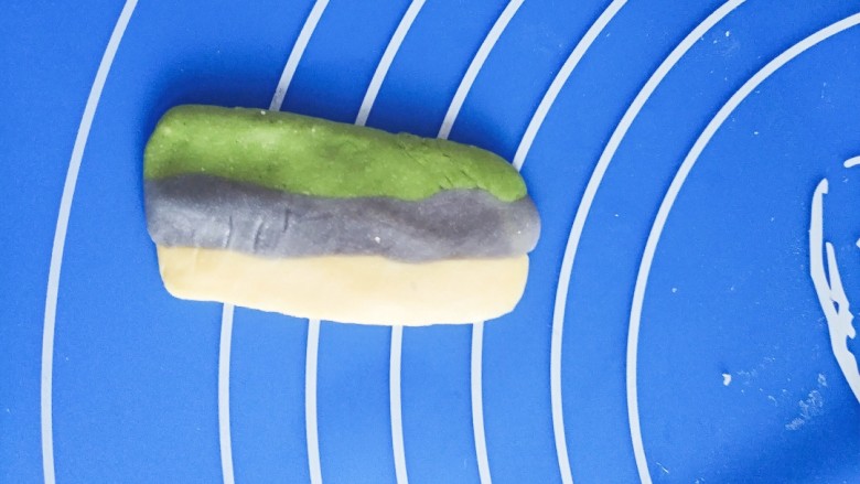 遇见小汤圆☞春天里的小确幸,旺旺和花朵。,擀成面皮。