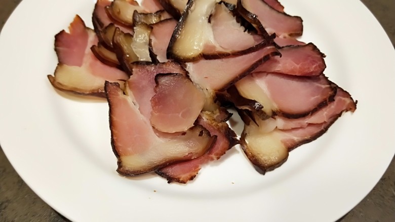 泡椒炒腊肉,<a style='color:red;display:inline-block;' href='/shicai/ 436'>腊肉</a>提前煮好,切成片。