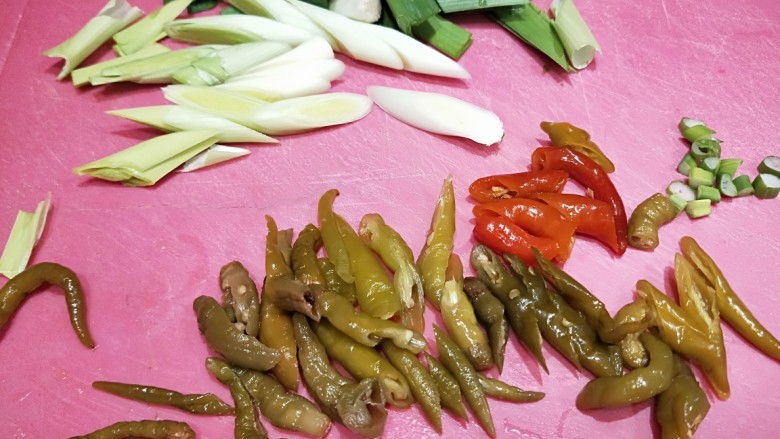 泡椒炒腊肉,泡椒切成小段,<a style='color:red;display:inline-block;' href='/shicai/ 3349'>蒜苗</a>切成段。