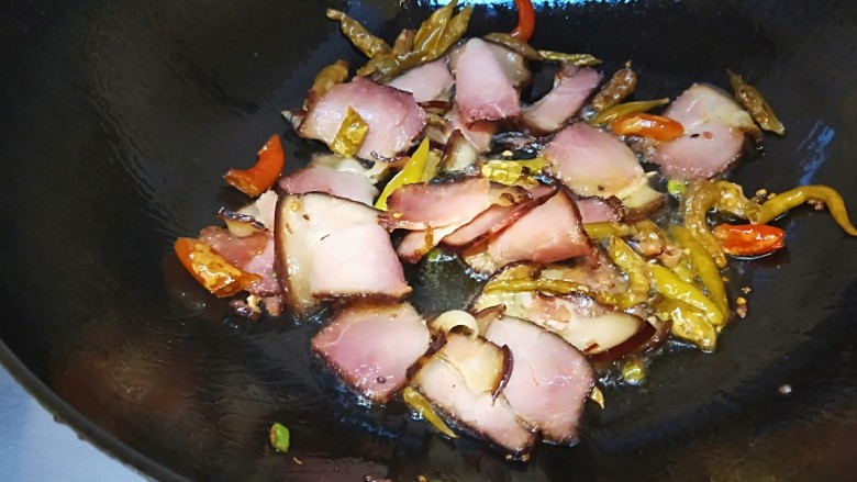 泡椒炒腊肉,我喜欢腊肉煸炒干一点,把腊肉肥汁炒出来。